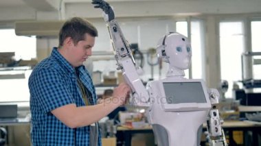 Atölye işçi robot kollar ve baş bir araya.