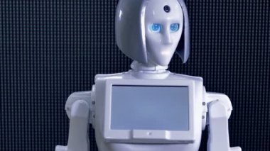 Bir kadın yanıp sönen robot onun eliyle çağırıyor.