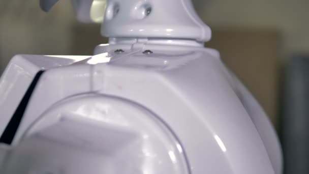 Een vergrote weergave van het lichaam van een witte robots. — Stockvideo