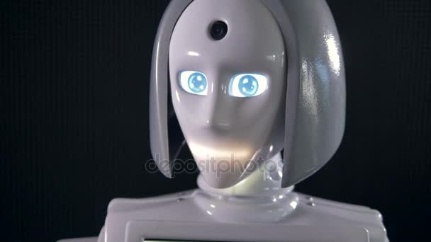 Ένα λευκό θηλυκό ρομπότ κινούνται τα μάτια του. — Αρχείο Βίντεο