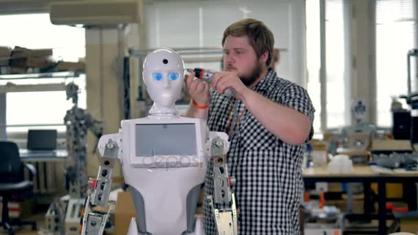 Ένα επιχειρησιακό ρομπότ έχει το κεφάλι του εργάστηκε για. — Αρχείο Βίντεο