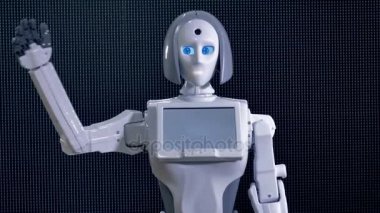 Beyaz bir plastik robot onun kolunu sallayarak tebrik.