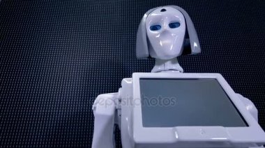 Robot el dalga karşılama düşük açılı görünüş.