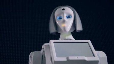 Bir robot düşük görünümünde bir davet jest yapar.