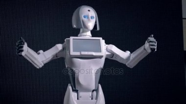 Onun ajitasyon gösterilen robot el kaldırdı.