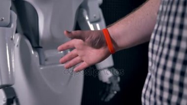 Bir el sıkışma robot ve insan elele.