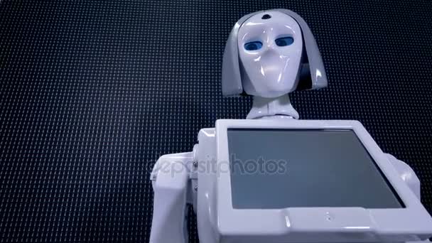 Ein niedriger Blickwinkel auf einen Roboter, der mit der Hand winkt. — Stockvideo