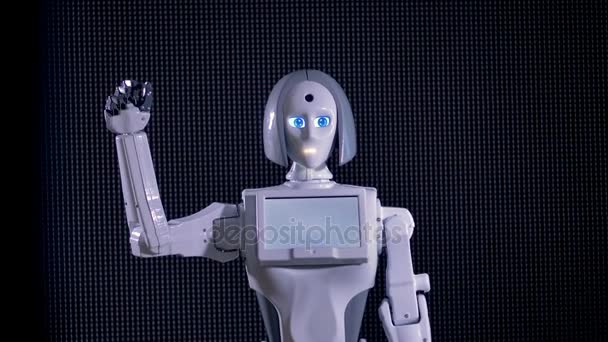 Un robot que busca gente y la saluda . — Vídeos de Stock