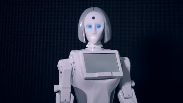 Biały duży eyed robot ruchy dla kogoś, kto się do niej przyłączyć. — Wideo stockowe