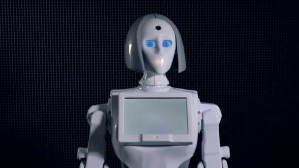 Un robot blanco se inclina en el saludo . — Vídeo de stock