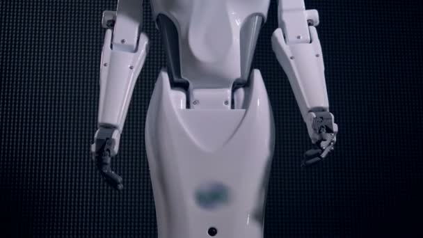 Un robot en vue basse communique activement . — Video