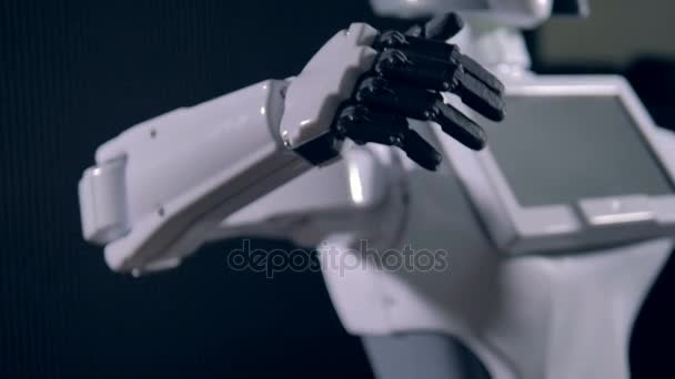 Un robot mueve sus articulaciones del brazo en cuatro direcciones . — Vídeos de Stock
