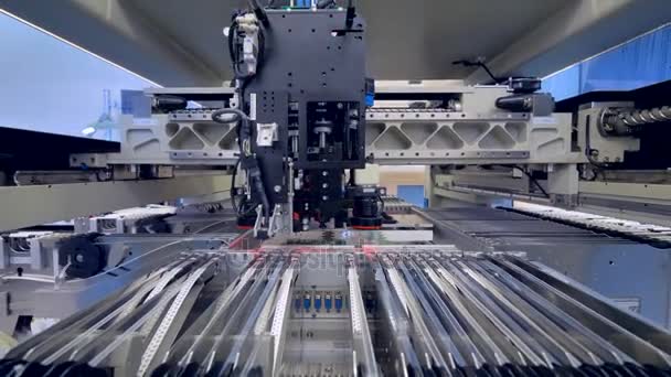 SMT gépek etetők tele összetevő csíkokat. Áramkör-gyártás. — Stock videók
