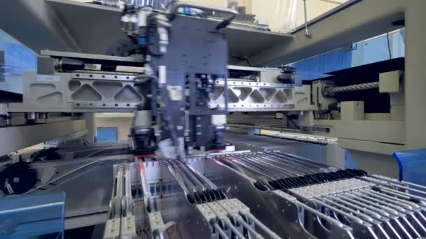 De machine werkend in snelle beweging van een Smt. — Stockvideo