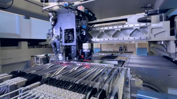 Una macchina industriale SMT con telecamera integrata . — Video Stock