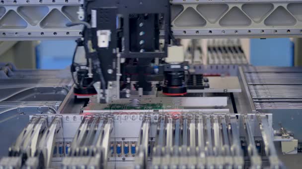 En industriell P och P maskin monterar ett kretskort. — Stockvideo