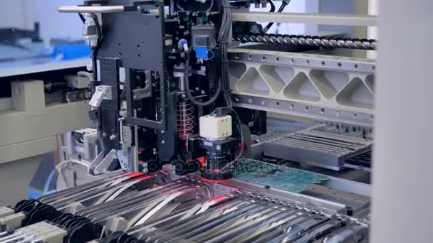 PCB machine oppakken van tiny chips. — Stockvideo