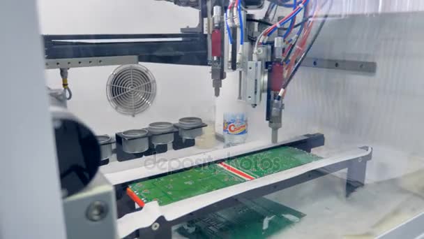 Het productieproces van een niet-contact-printplaat. — Stockvideo