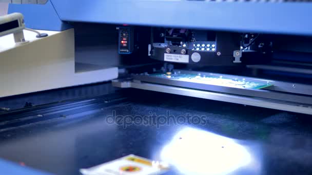 Afgewerkte printplaten ondergaan optische controle. — Stockvideo