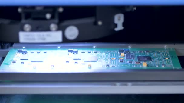 Een elektrische printed circuit board kwaliteitscontrole. — Stockvideo