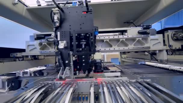 Eine Leiterplattenfertigungsmaschine, die in einem Elektronikwerk arbeitet. — Stockvideo