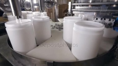 Küçük plastik kaplar sıvı ile dolu.
