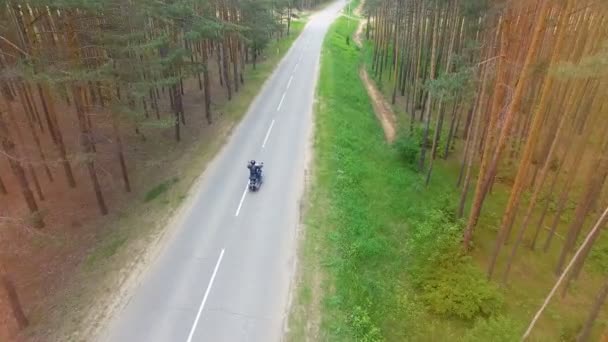 Drohnenvideo eines davonfahrenden Motorradfahrers. — Stockvideo