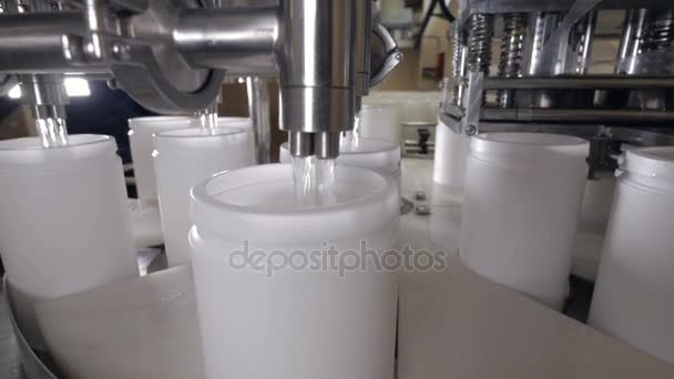 Enchimento de recipientes de plástico em uma fábrica . — Vídeo de Stock