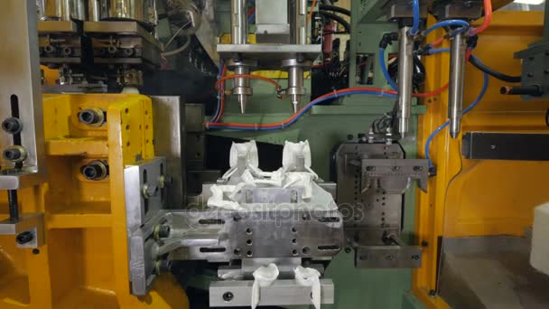 Промышленное оборудование для производства пластиковых контейнеров на заводе . — стоковое видео