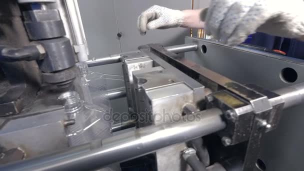 Bouteilles en plastique fabriquées avec des tubes en PET .