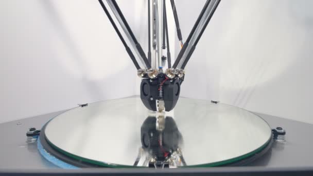 Роботизированная машина, создающая 3D объект. 4K . — стоковое видео