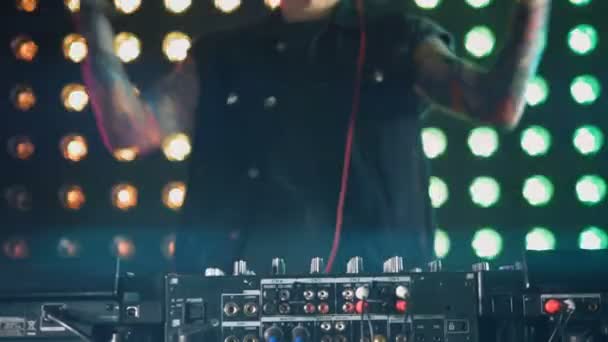 DJ profesional que usa equipos para reproducir música . — Vídeos de Stock
