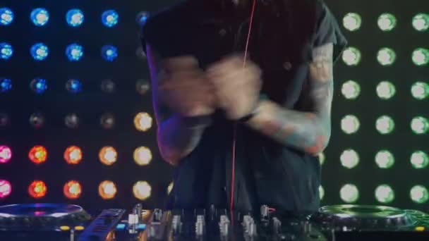 Auftritt eines professionellen DJs in einem Nachtclub. — Stockvideo