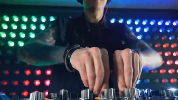 DJ profesional tampil di sebuah klub malam . — Stok Video