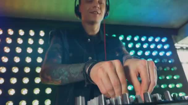 Hombre DJ reproducción de música disfrutando de su trabajo . — Vídeo de stock