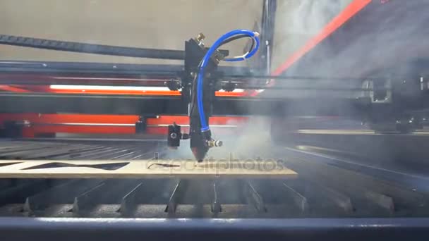 Máquina de corte a laser em ação. 4K . — Vídeo de Stock