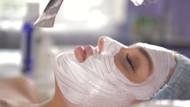 Une brosse laisse des traits épais avec masque facial . — Video