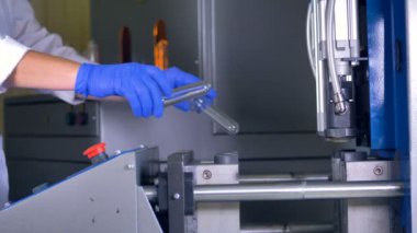 Bir işleç şişe preform şişirme Pet Şişe üretim makinesini yükler..