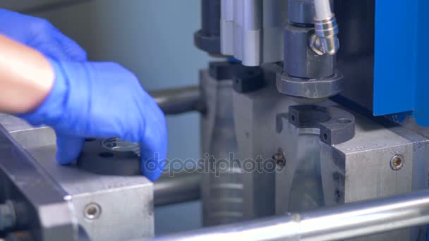 PET processus de soufflage de la bouteille en vue détaillée. 4K .