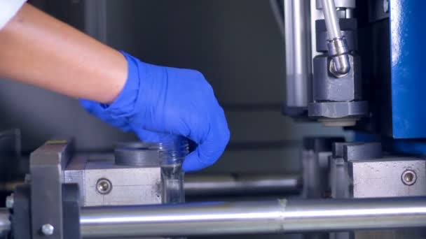 Préformes en plastique installées dans la chambre de moulage pour la production. 4K .