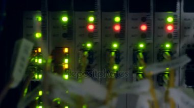 Parlak ışıklar yanıp içinde aksi halde ağ dolap unilluminated.