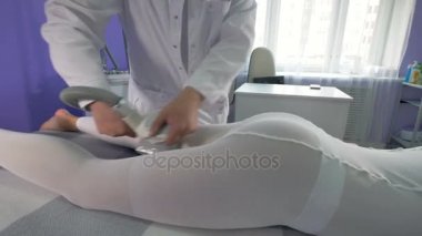 Mekanik masaj oturum açmak için bir kadın yatıyor.