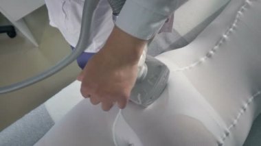 Bir masaj makine kafa kadın kalça alınır.