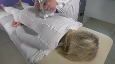 Bir kadında spinal mekanik Masaj.