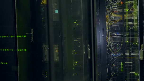 Linhas de armários de rede pretos com portas transparentes . — Vídeo de Stock