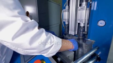 Plastik şişe üretim. Çalışma darbe kalıplama makinesi.