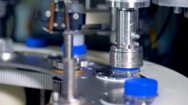 Süt fabrikası kapatma makinesi hızlı hareket çalışır.