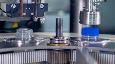 Aynı anda iki süt şişe kapatma kapatma makinesi.