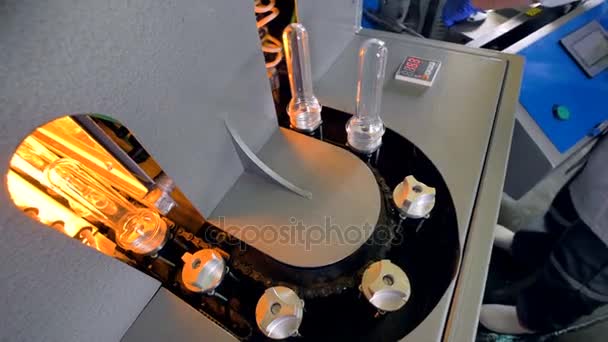 Une vue de dessus sur PET préforme à l'entrée du four de chauffage. Production de bouteilles en plastique .