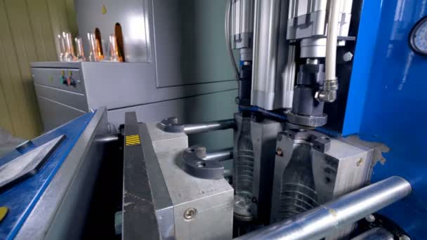 Production de bouteilles en plastique. Timelapse. 4K .